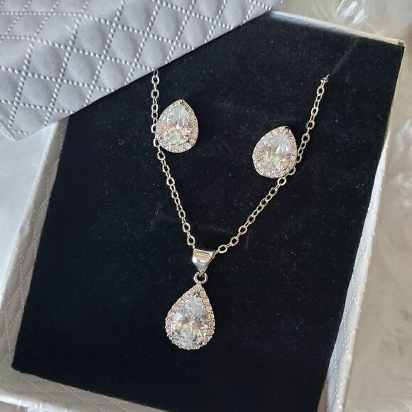 Pear-Shaped Pendant and earring set - Picture 1 of 2